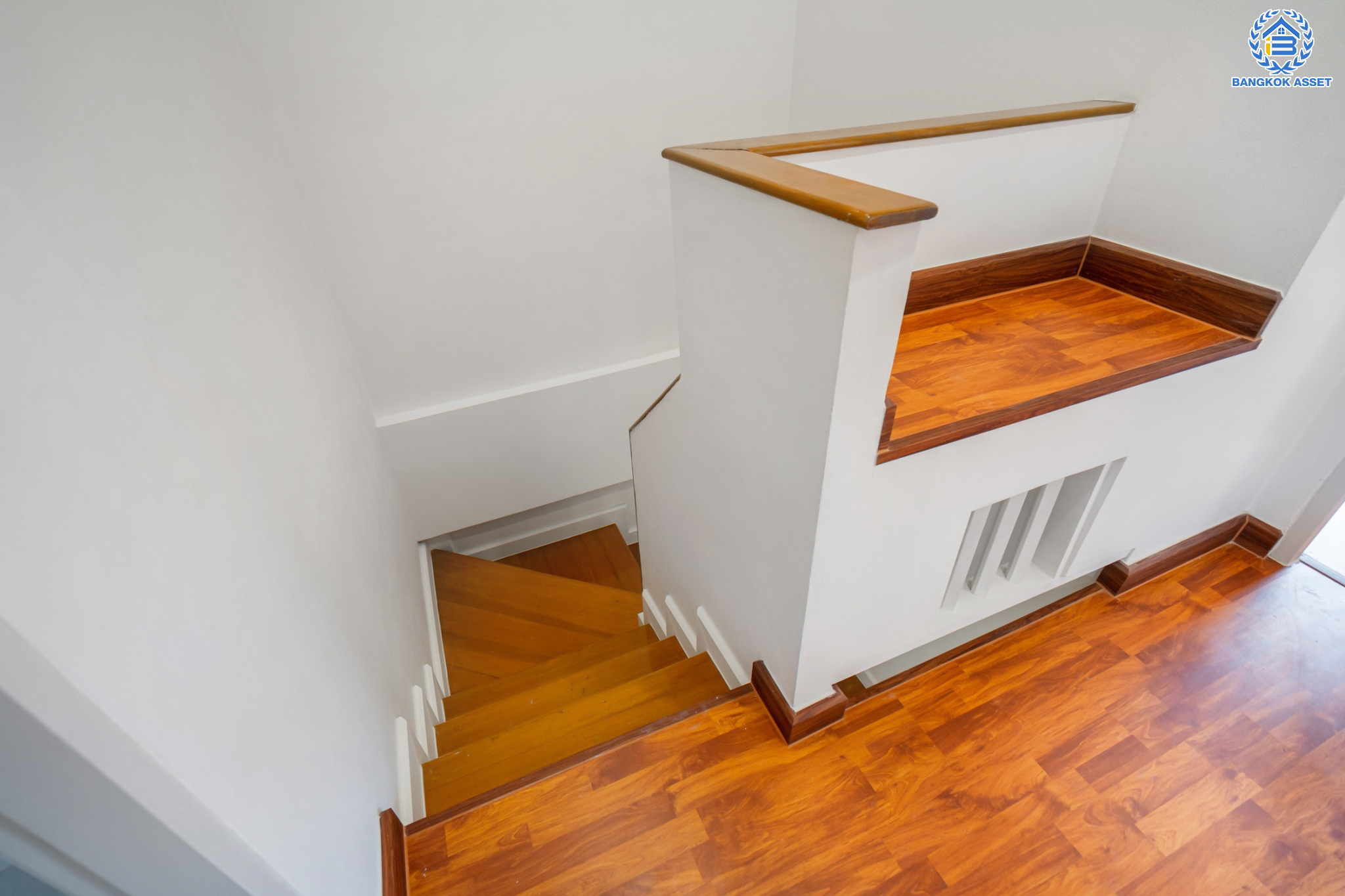 บ้านมือสองตกแต่งใหม่ แบรนด์ Property Perfect ม.เดอะวิลล่า ท่าอิฐ-รัตนาธิเบศร์ ทาวน์เฮ้าส์พร้อมอยู่ เนื้อที่ 18 ตร.ว. ฟังก์ชัน 3 ห้องนอน 2 ห้องน้ำ 1 ที่จอดรถ บนทำเลเชื่อมต่อทั้ง ถ.รัตนาธิเบศร์ และ ถ.ราชพฤกษ์ ใกล้รถไฟฟ้าสายสีม่วง "สถานีบางรักน้อยท่าอิฐ"